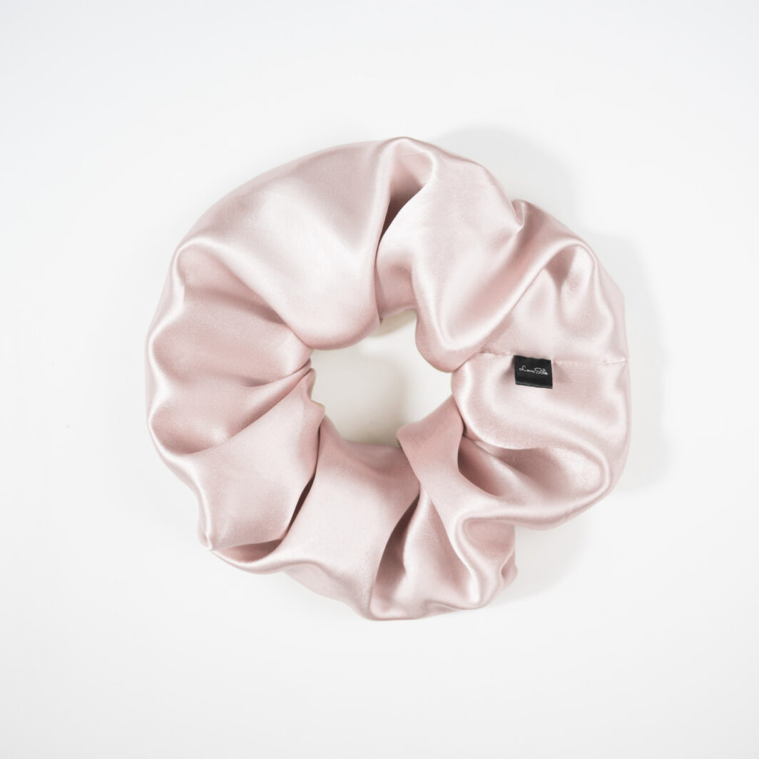 Weiche Seidenschleife, rosa Satin Haarband, luxuriöses Accessoire aus Seide, elegante Geschenkidee.