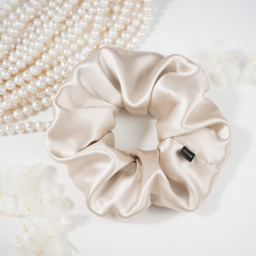 Seidenscrunchie aus angenehm weicher Seide, luxuriöses Haaraccessoire.