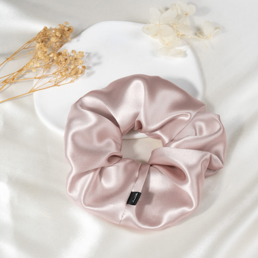 Seidenschleife Haargummi aus Satin, elegant und weich, ideal für romantische Haarstyling-Accessoires.