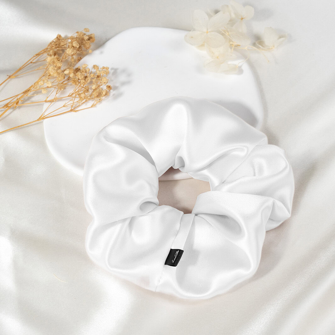 Seidenhaargummi und Seidenkissenbezug aus hochwertiger Seide, elegant und luxuriös.