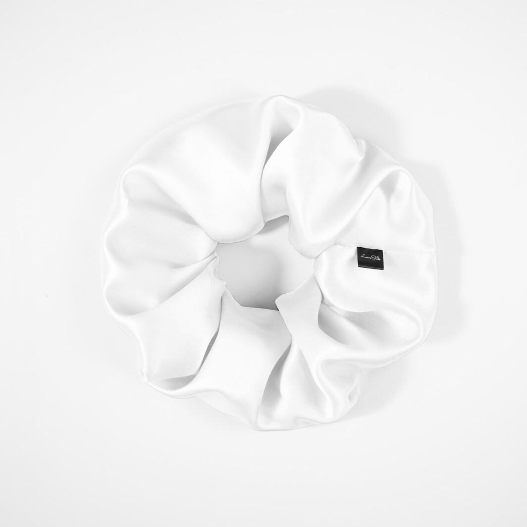 Seidenkissenbezug aus Satin auf weißem Hintergrund.