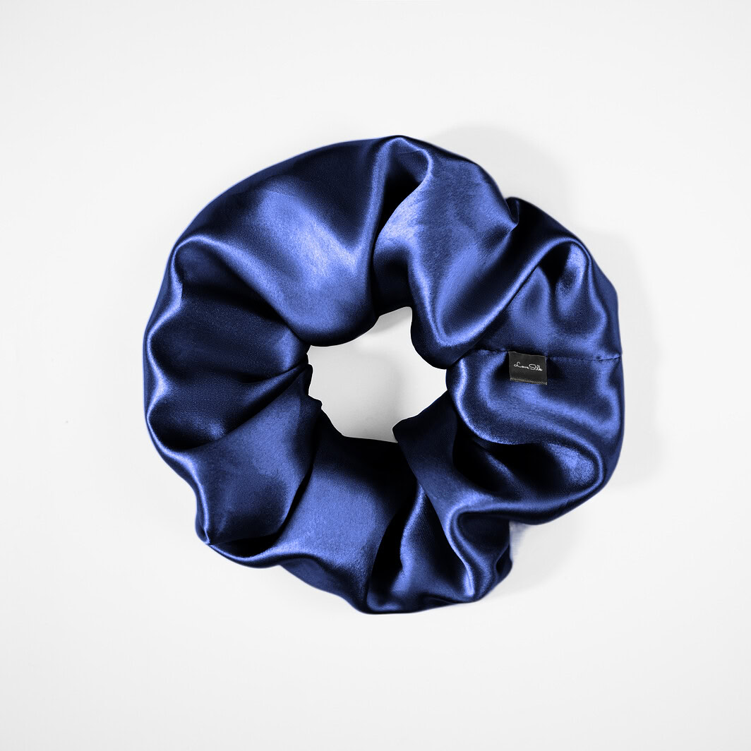 Luxus Seidenschlauch aus tiefblauer Satin-Optik, samtweich und elegant.