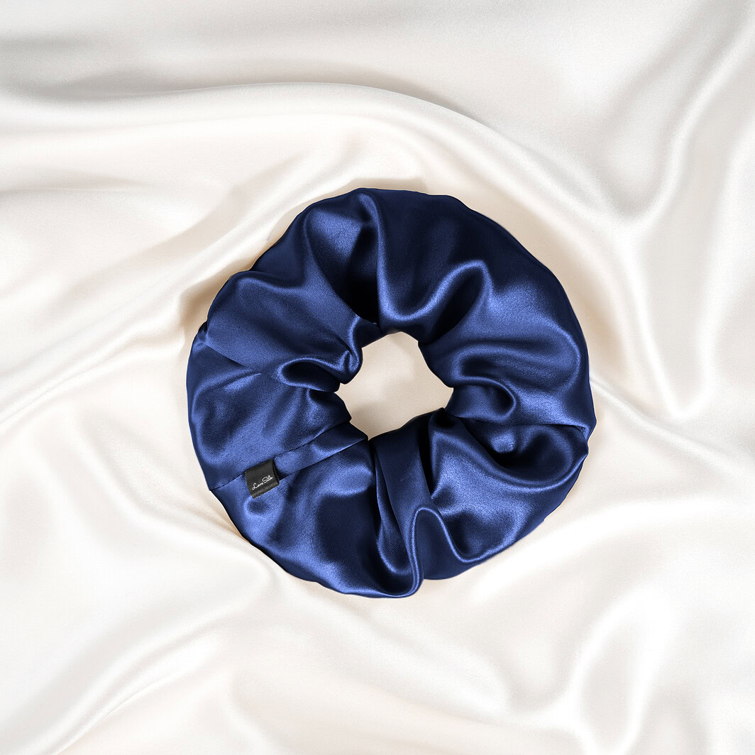 Weißer Seidenbettbezug mit dunklem blauen Seidenschal, luxuriöser Schlaftempel aus Seide, LiebeSilk Accessoire aus edler Seide, Ideal für gesunden Schlaf.