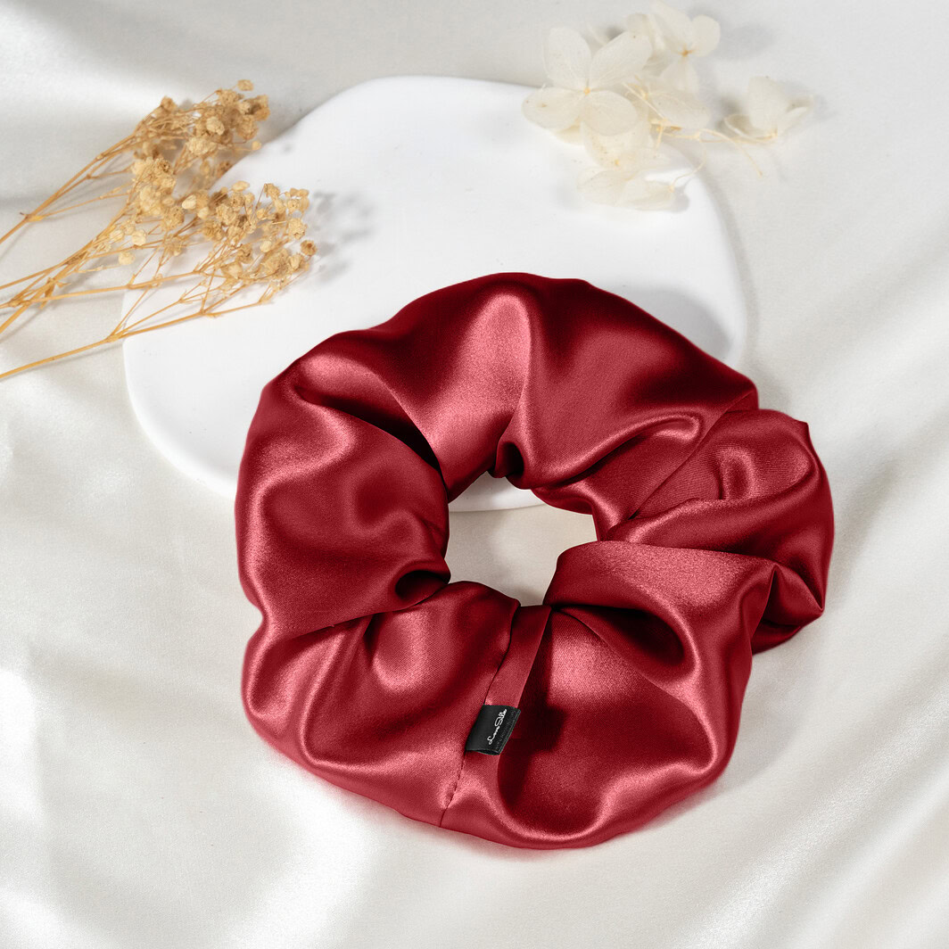 Seidenschleife Haargummi in Rot, luxuriöser Haaraccessoire aus Seide für elegante Looks.