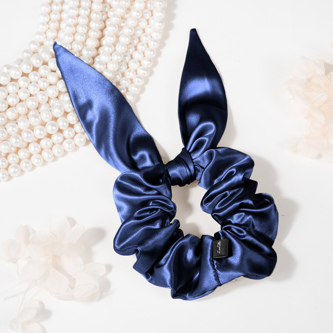 Luxuriöses dunkelblaues Seiden-Haarband mit Schleifen-Design.