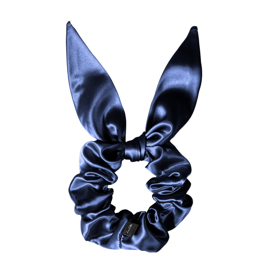 Weiblicher Seidenhaargummi mit Satin-Schleife und stylischen Loop-Details, luxuriöses Accessoire für Damen.