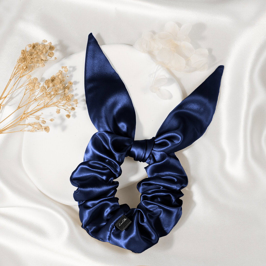 Dunkelblauer Seidenschal mit Schleifen-Design, Haarband und Haarschmuck aus Seide, luxuriöses Modeaccessoire.