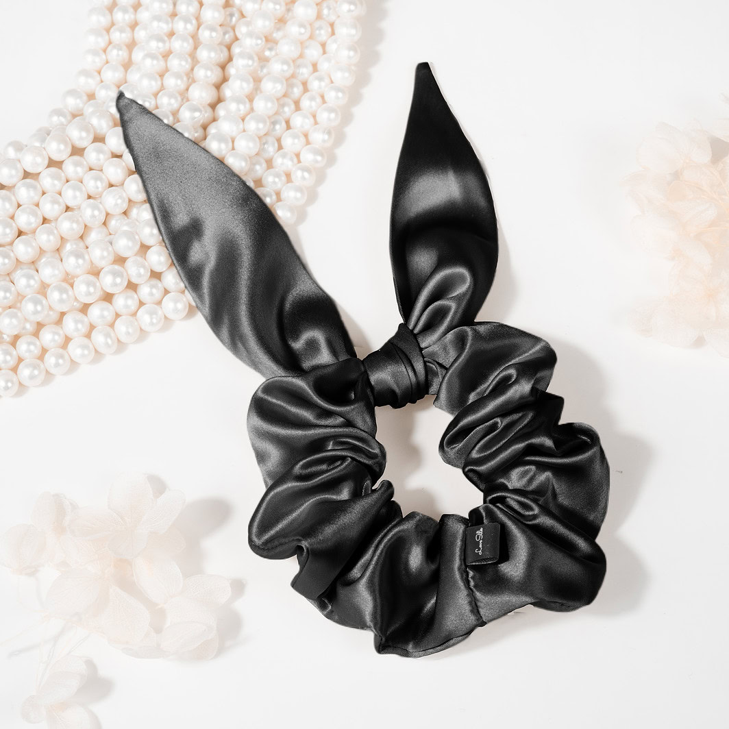 Luxuriöser schwarzer Seiden-Haarreif mit Bunny-Ohren, perfekt für elegante Looks und besonderen Anlass.