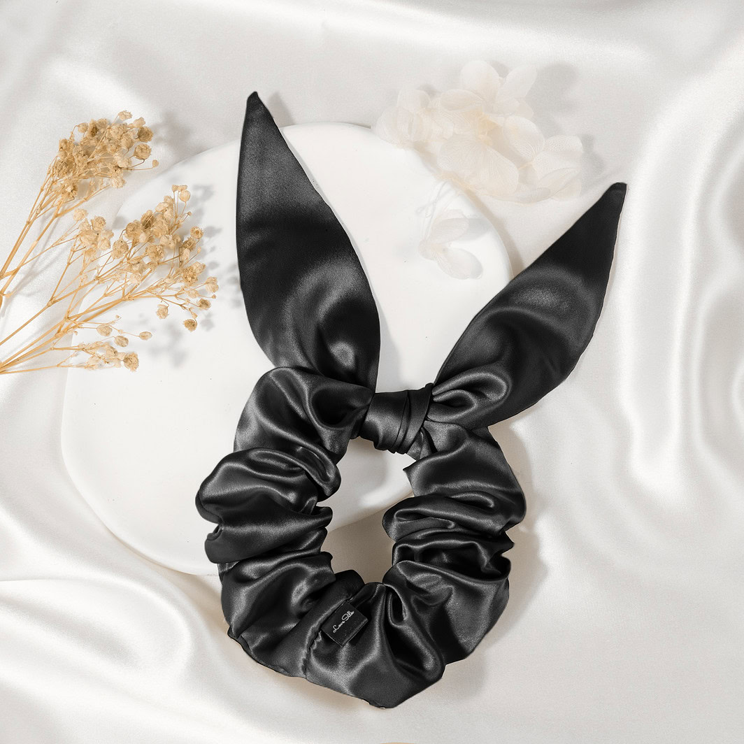 Hochwertiges Seidenhaarband mit Schleifenoptik, stylishes Accessoire für Damen.
