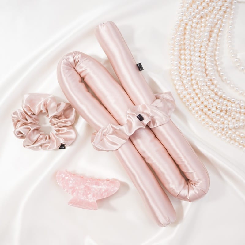 LoveSilk Seidenschlafmaske in Rosa mit Rüschen.