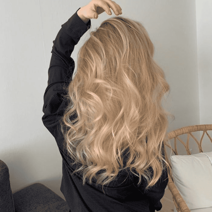 Goldene Seidenhaare, Damenfrisur, Locken, glamourös, elegant, Haarpflege.