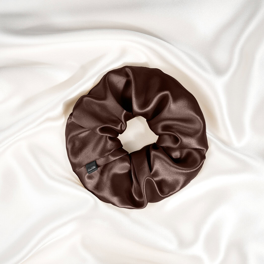 Seidenschleife aus Satin auf weichem Seidensatin-Hintergrund.