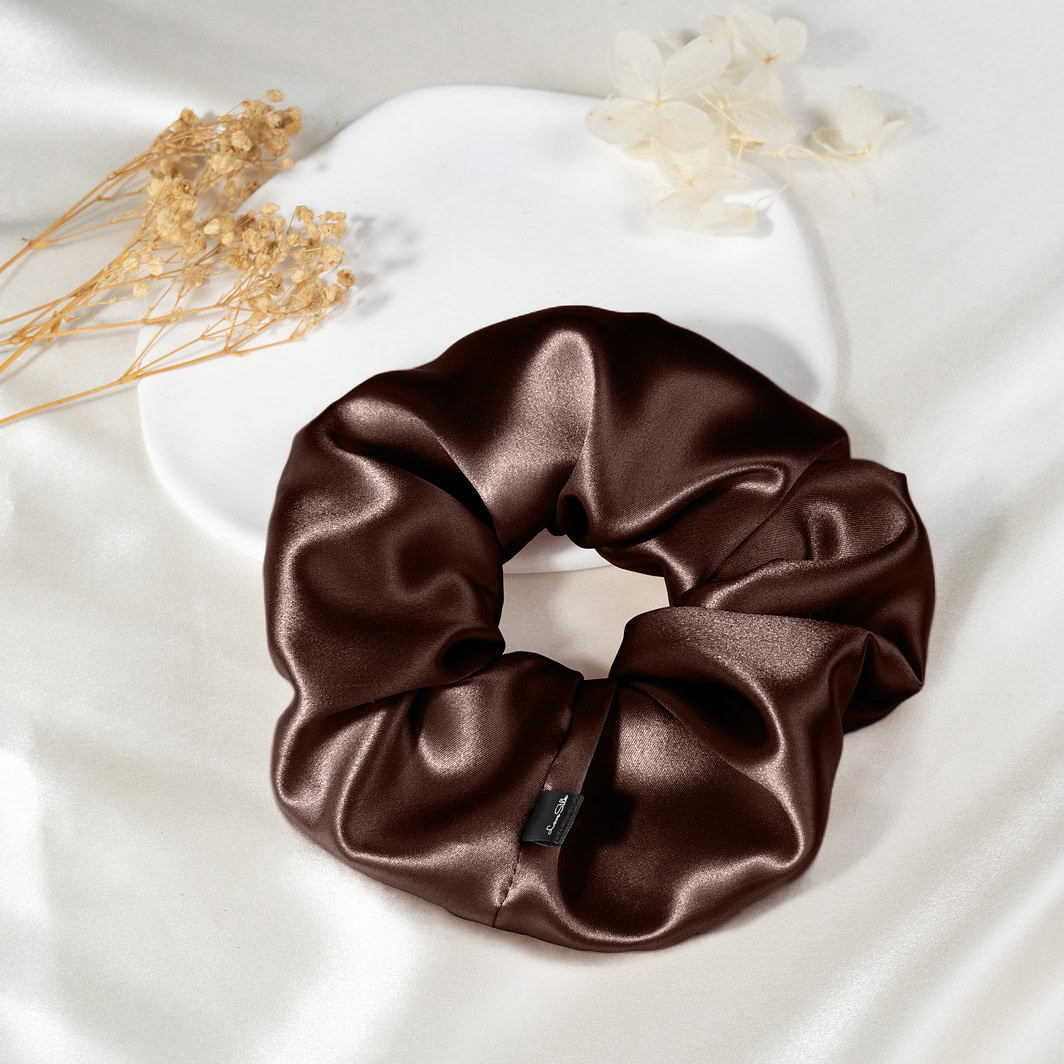 Weiche Seidenschmusekugel in Schokoladenbraun, perfekt für luxuriöse Haar- und Hautpflege.
