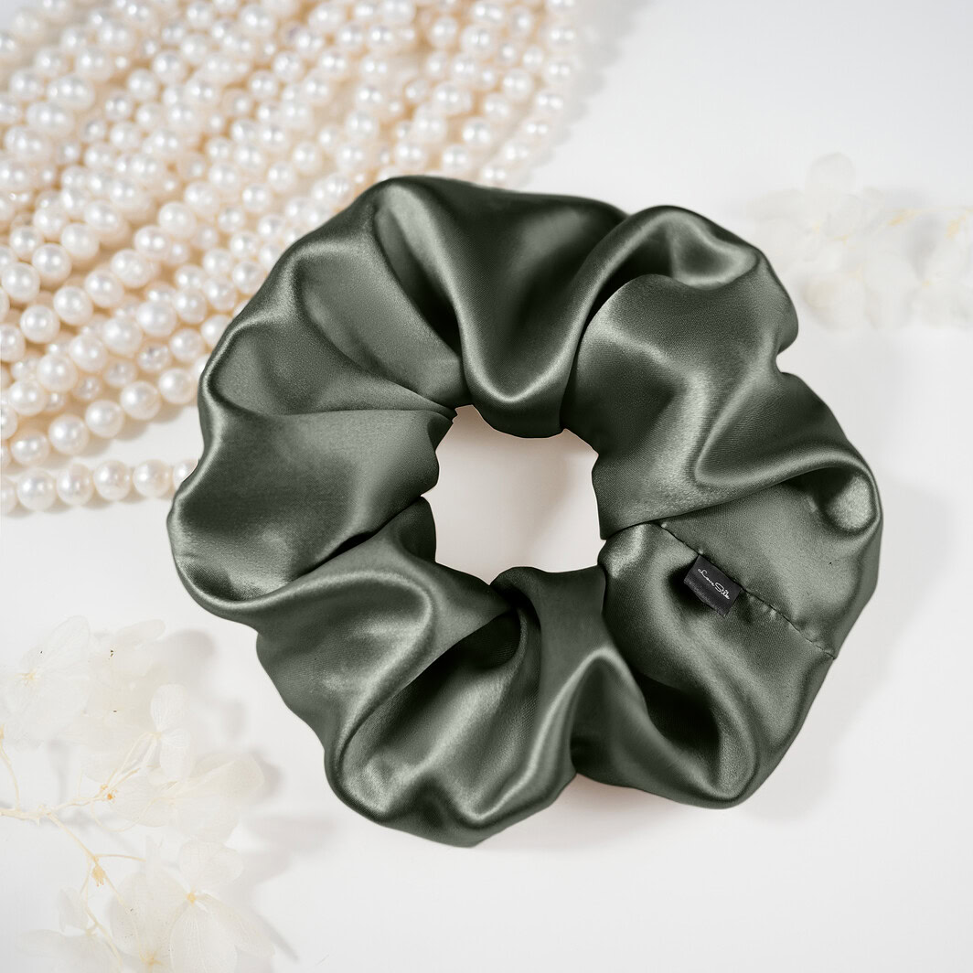 Seidenschal Haargummi aus Satin in Dunkelgrün auf weißem Hintergrund.
