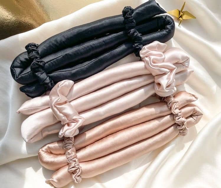Schwarze Seidenkissenhülle mit Rüschen, elegante Dekoration aus Seide, luxuriöse Bettwäsche Accessoire.