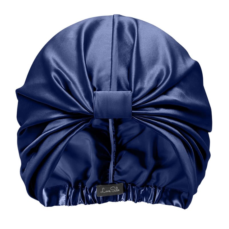 Wechselnder seidiger Kissenbezug in Blau, luxuriös und elegant.