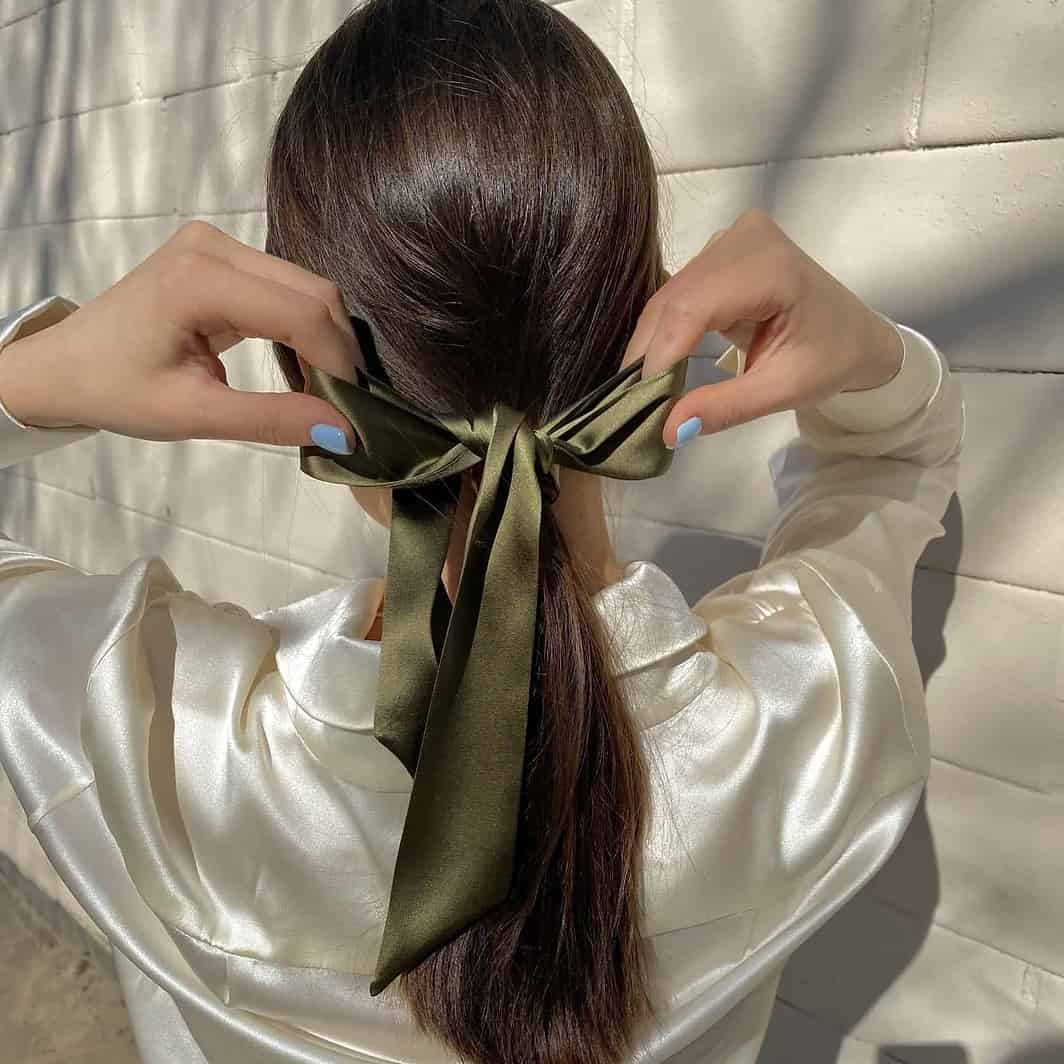 Flacher, eleganter Seidenschal mit Bindeband aus Seide, luxuriöses Accessoire aus LiebeSilk.