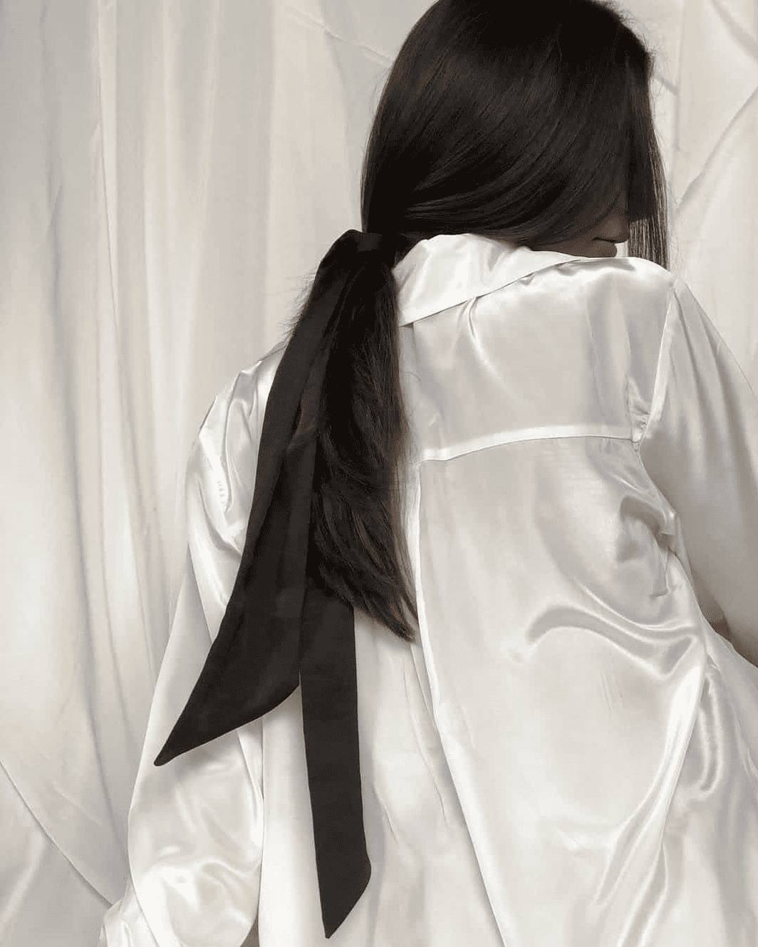 Seidenkissenbezug aus LiebeSilk mit Satinstoff und Satin-Accessoires, luxuriös und elegant.