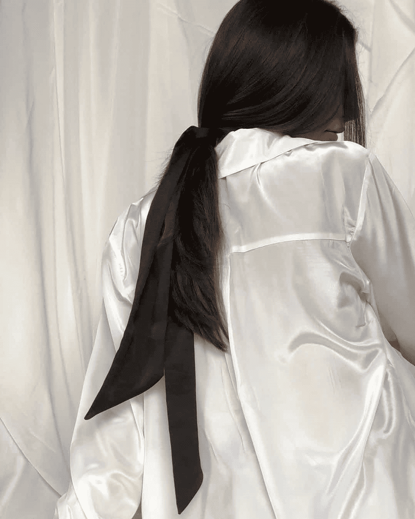 Seidenkissenbezug aus LiebeSilk mit Satinstoff und Satin-Accessoires, luxuriös und elegant.