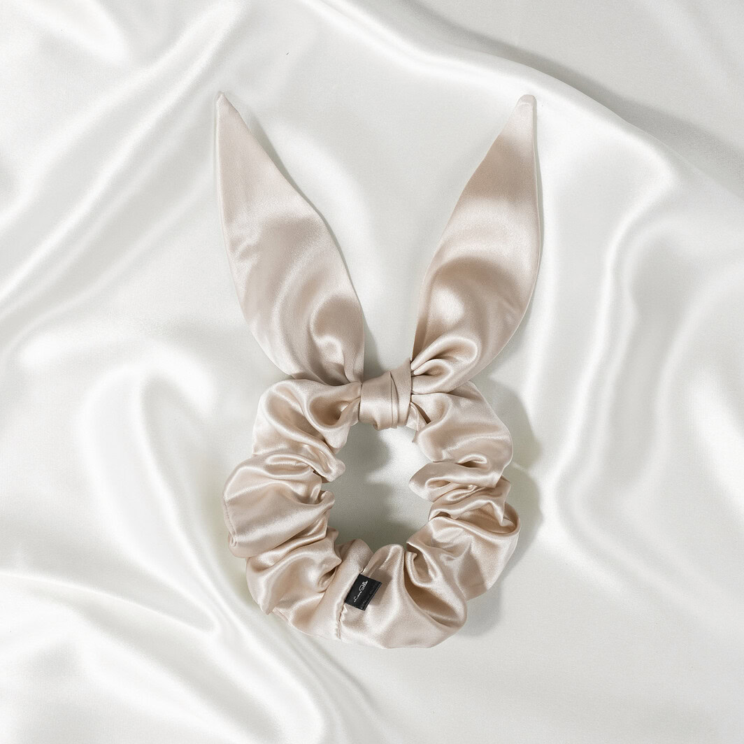 Luxuriöser Seiden-Haarreif mit Bunny-Ohren Design aus Satin, ideal für elegante Looks und Nosch Styling.