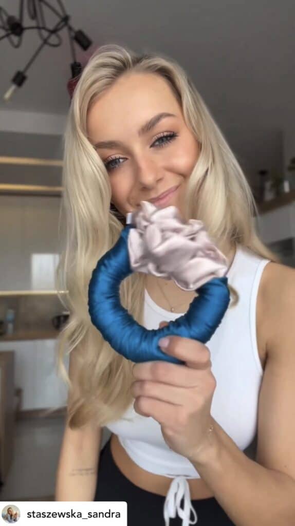 Seidenkissenbezug aus Satin und Seidenaccessoires, luxuriös und elegant.