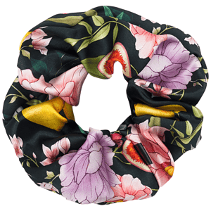 Silk hair scrunchie mit buntem Blumenmuster, luxuriöse Seidenaccessoires für Damen.