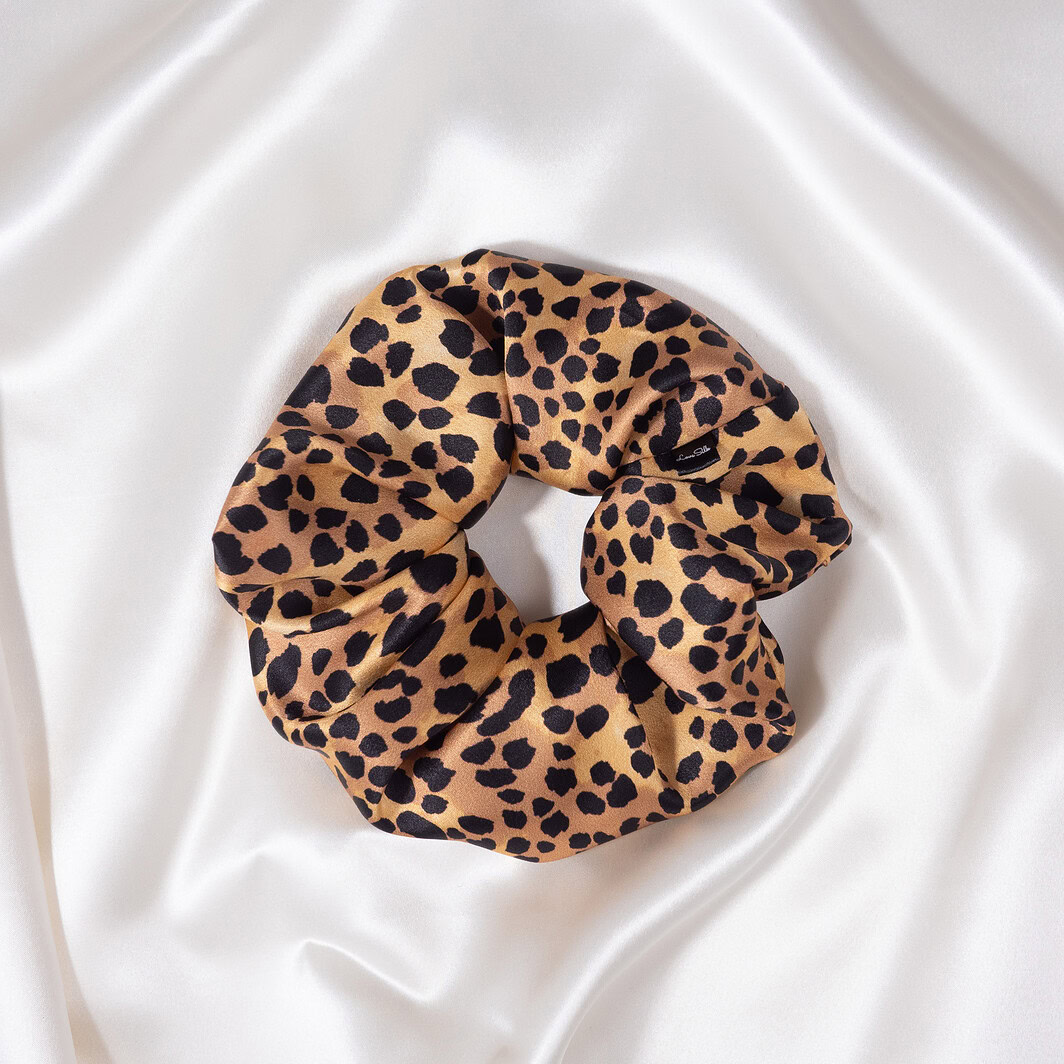 Leopard Muster Seidenhaargummi aus Satin, luxuriöses Accessoire für Damen.