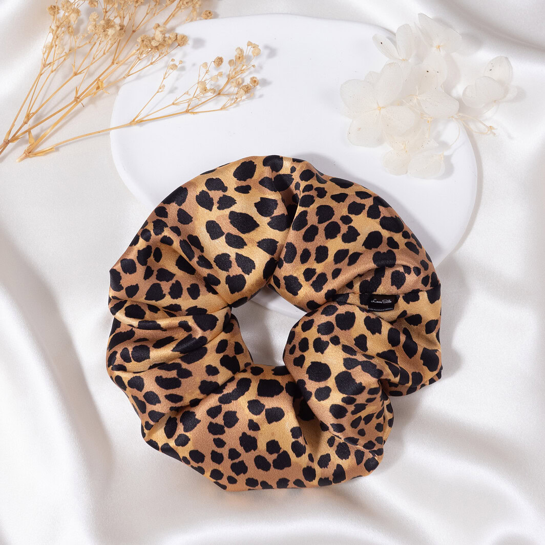 Leopard print Seidenschal aus ultra-softer Seide für stilvolle Accessoires.