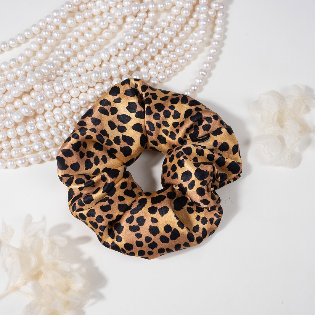 Weißes Perlenketten und Leo-Muster Seidenschleife, elegante Seidenaccessoires von LoveSilk.