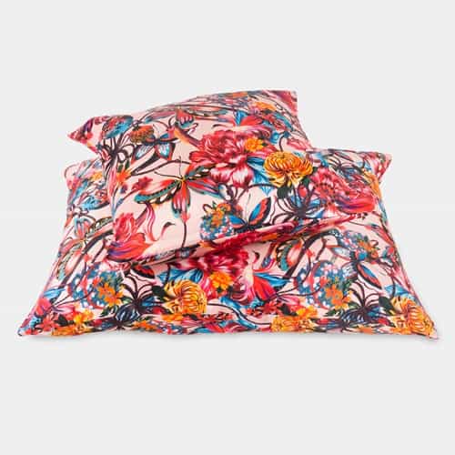Luxuriöser Seidenkissenbezug mit buntem Blumenmuster aus Seide, perfekt für Schlafkomfort und elegante Wohnkultur.