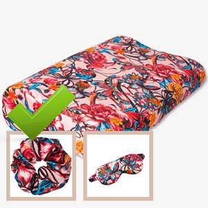 Blumenmuster Seidenkissenbezug und Haarband aus Seide, pink, rot, blau, warmes Farbdesign.