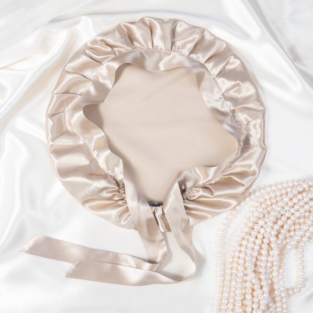 Seidenkissenbezug mit Raffung und Satin-Bindeband, luxuriöses Seidenaccessoire.