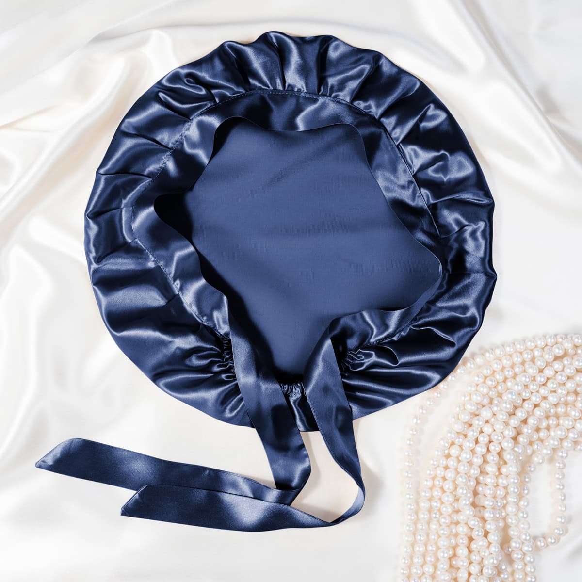 Seidenkissenbezug aus blauer Satin-Optik mit Bindeband, elegant und luxuriös.