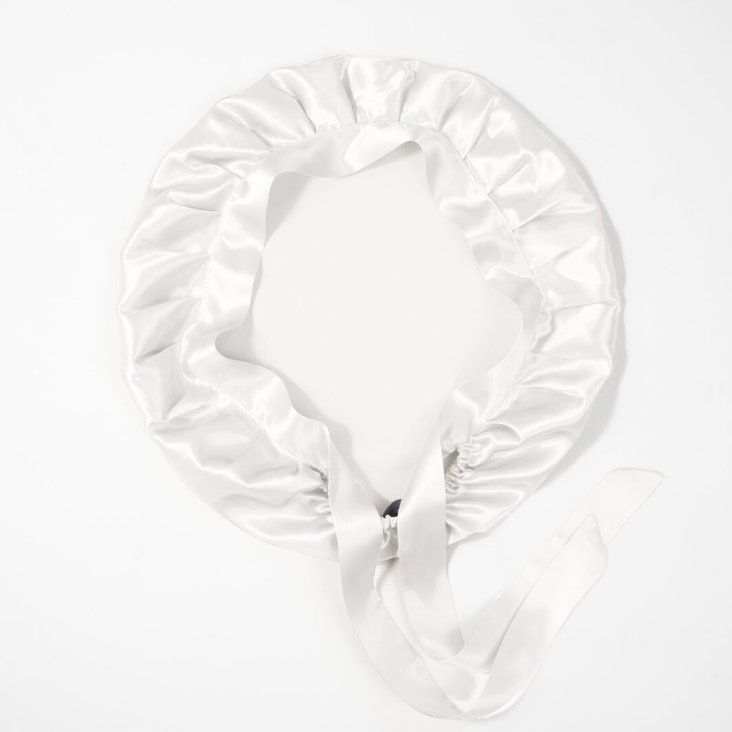Luxuriöser Seiden-Haarschmuck mit Satin-Gummiband, ideal für nächtliche Pflege und elegante Frisuren.
