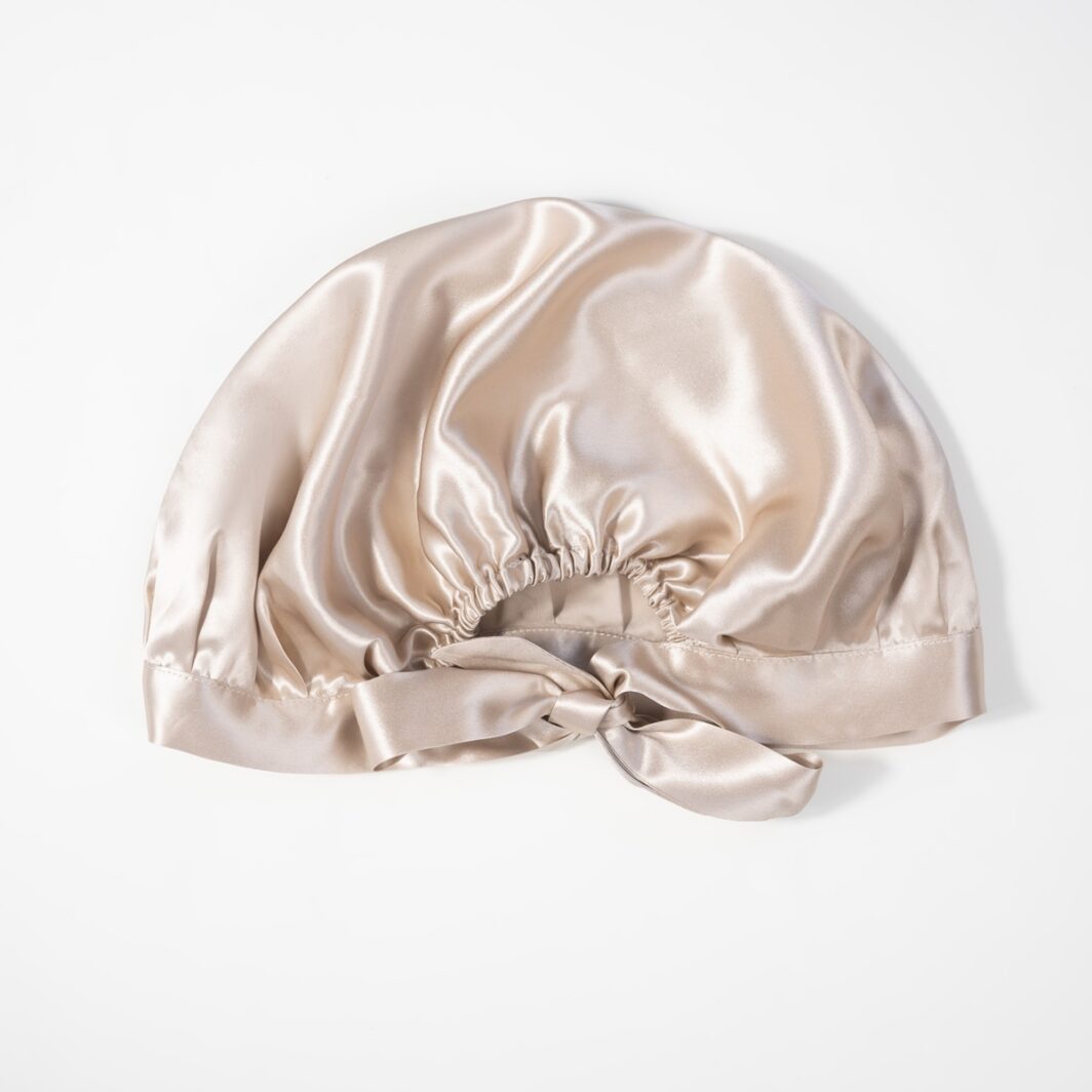 Seidenkissenbezug aus luxuriöser Satinseide, beigem Farbton, mit Bindeband.