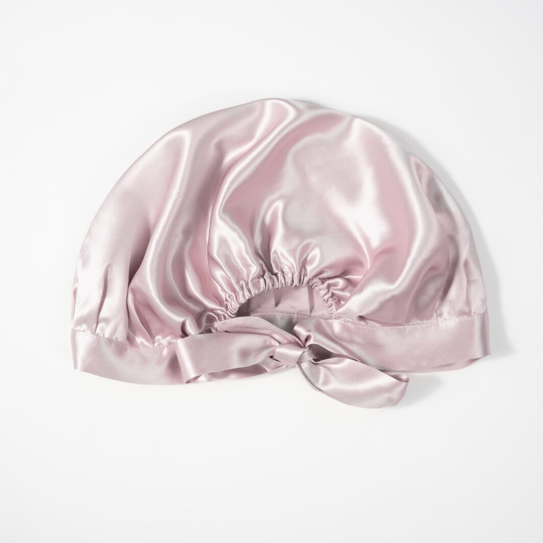 Luxuriöser seiden Schlafmaske aus zarter rosa Seide, perfekt für einen erholsamen Schlaf.