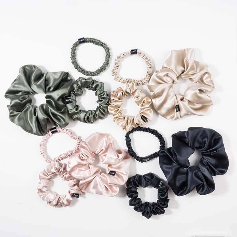 Seidenschleifen und Haargummis in verschiedenen Farben für eleganten Look, hergestellt aus hochwertigen Seidenstoffen.
