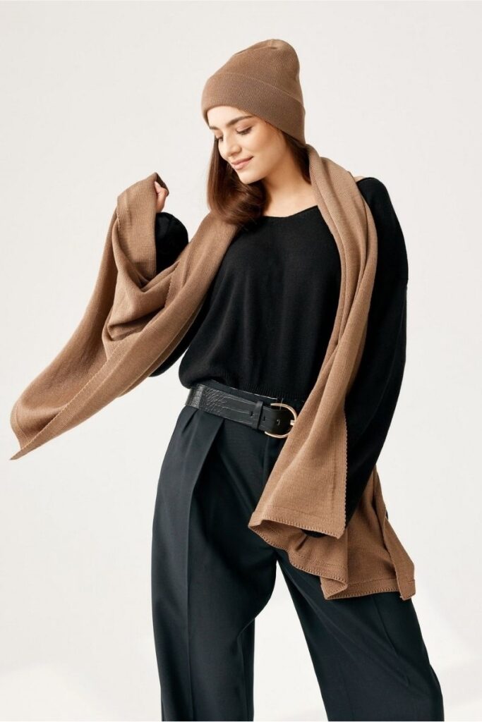 Weiches Seidenkissen aus Liebe, luxuriöse Accessoires für stilvolle Schlafzimmerdekoration.