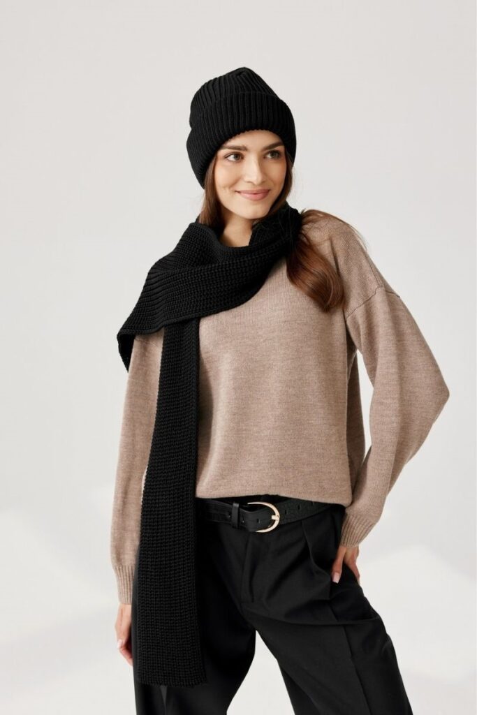 Weiches Seidenschal und Mütze in Schwarz, modischer Winterlook, angenehm auf der Haut, von Lovesilk.