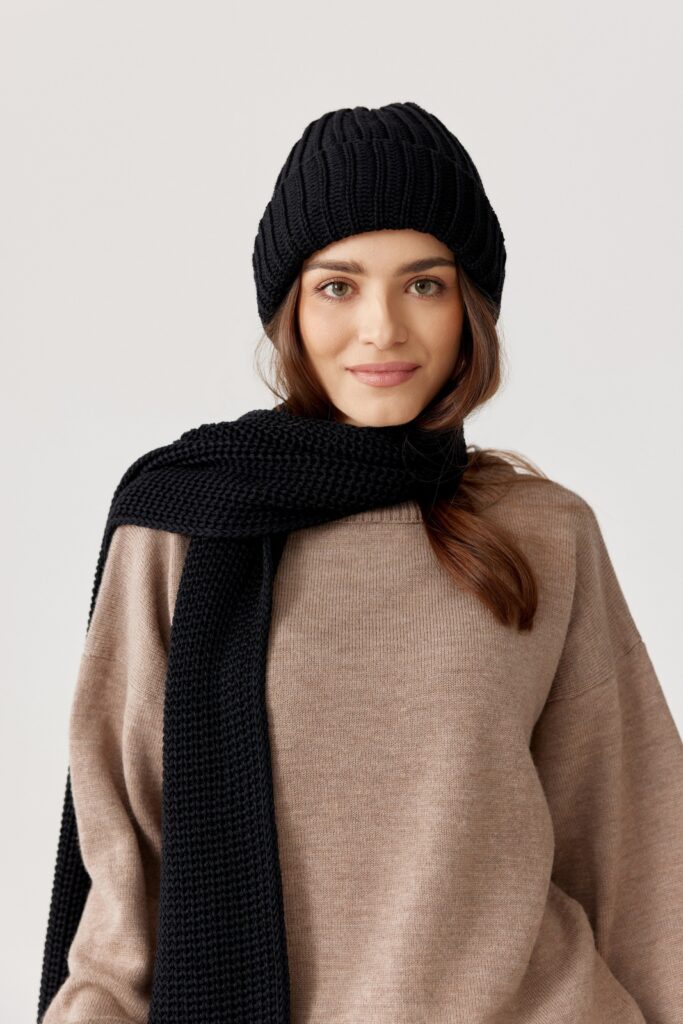 Weiches Seidenschlafkissen in Schwarz, luxuriöse Accessoires aus Seide, für einen eleganten Look.