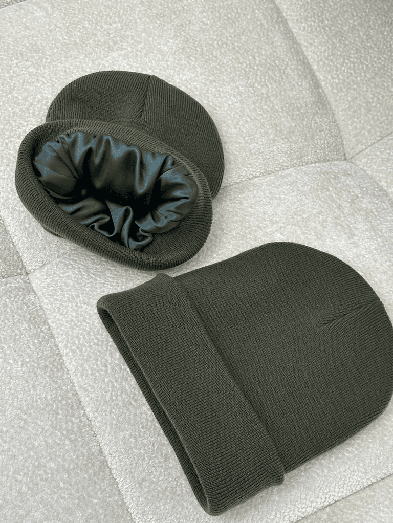 300dpi Seidenkissenbezug und Accessoires aus Seide in dunklem Olivgrün.