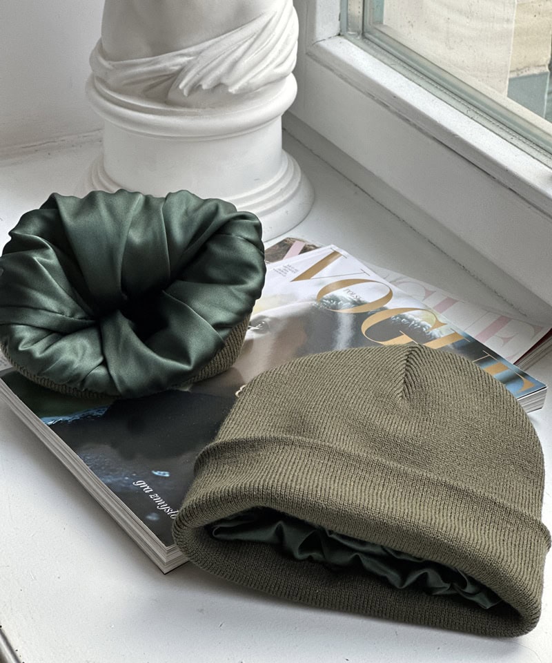 Luxus Seidenkissenbezug und Accessoires aus Seide auf einem Fensterbanktisch, stilvoll und elegant.