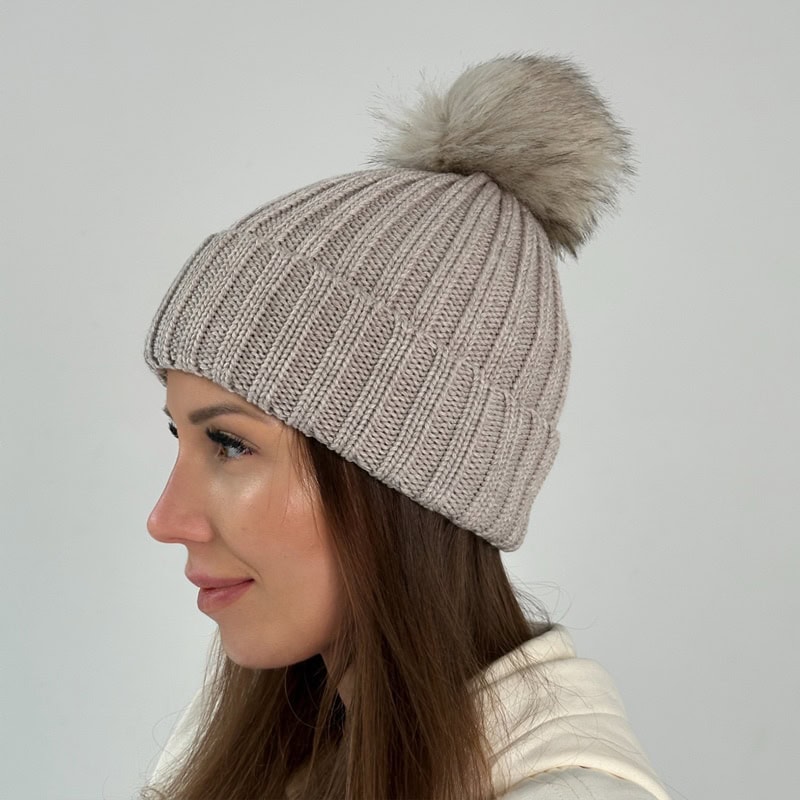 Luxus Strickmütze mit Bommel aus hochwertigem Wolls/{Seide} Mix, warm und stilvoll.