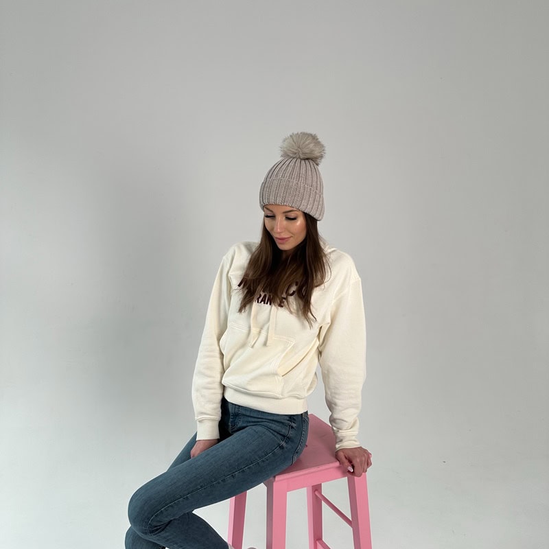 Weißer Seidenkissenbezug mit luxuriöser, glatter Textur, perfekt für erholsamen Schlaf.