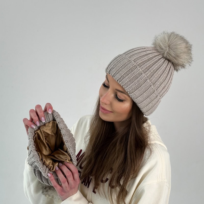 Soft-seiden-Kissenbezug-mit-Pompom-Detail, hochwertig und luxuriös, ideal für erholsamen Schlaf und stilvolle Schlafzimmerdekoration.