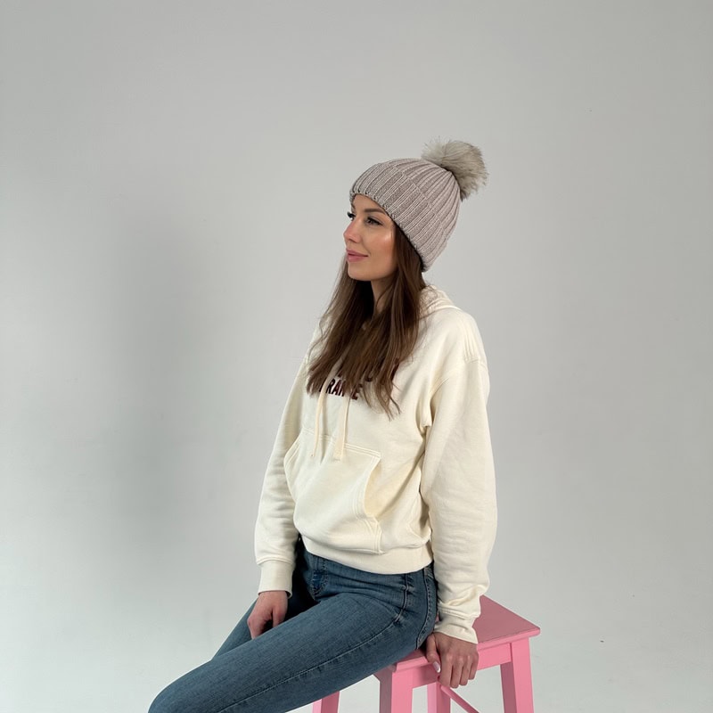 Seidenkissenbezug und Accessoires aus Seide, elegant und luxuriös, perfekt für stilvolles Schlafzimmer.