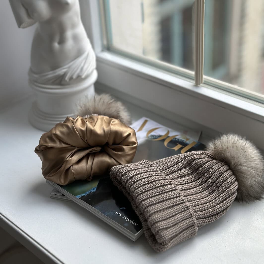 Sanfte Seidenkissenbezüge und kuschelige Accessoires aus Seide und Wolle. Perfekt für luxuriösen Komfort und stilvolle Akzente.