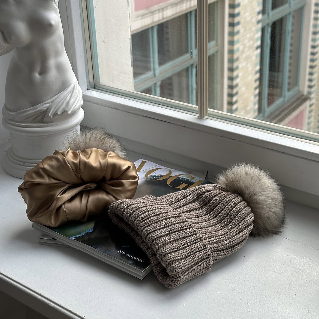 Weiches Seidenkissen und Accessoires aus LiebeSilk auf einem Fensterbrett. Perfekt für luxuriösen Stil und Komfort.