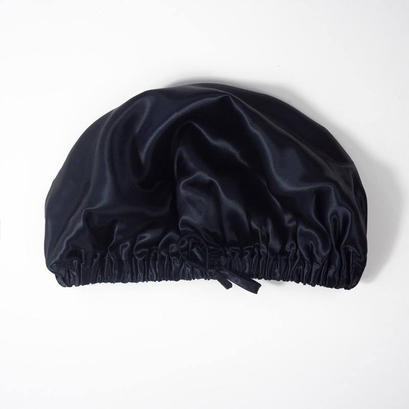 Seidenkissenbezug aus Satin, schwarzes luxuriöses Kopfkissen-Accessoire.