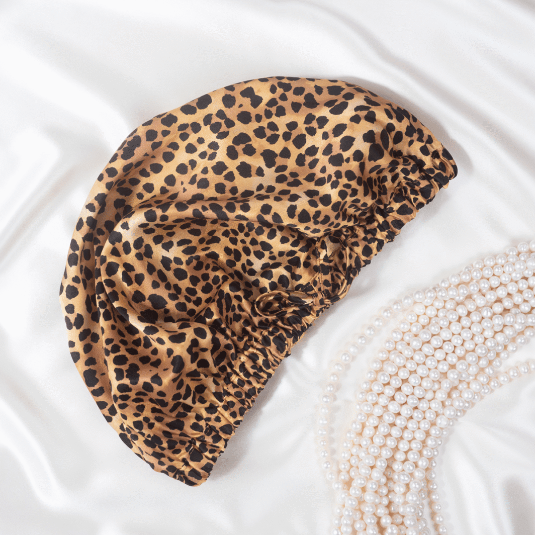 Leopard Druck Seidenkissenbezug aus Luxusseide mit Logoverschluss auf Satin.